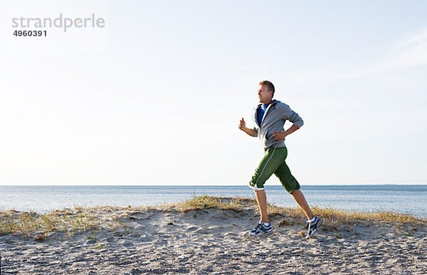 Ein Mann joggen am Strand  Malmö  Schweden.