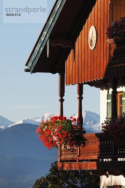 Deutschland  Bayern  Oberbayern  Balkon des Landhauses mit Kranichschnabel