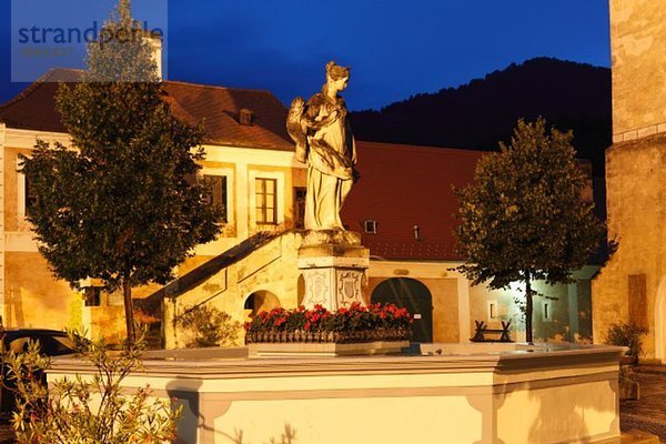 Österreich  Niederösterreich  Waldviertal  Wachau  Brunnenansicht bei Dämmerung