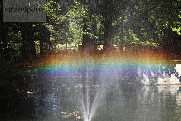 Deutschland  Bayern  Schwaben  Blick auf Regenbogen am Brunnen im Kurpark