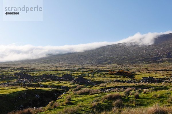 Irland  Provinz Connacht  Grafschaft Mayo  Blick auf das verlassene Dorf Slievemore