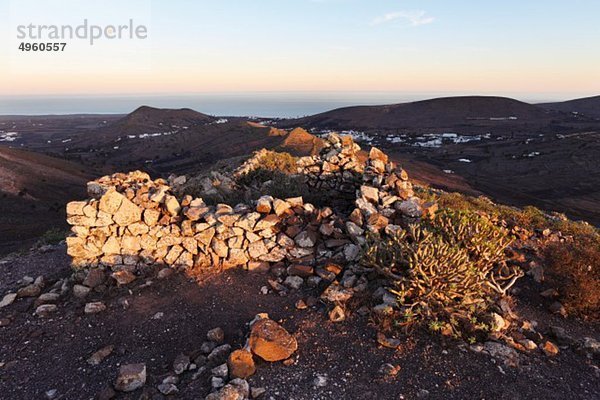 Spanien  Kanarische Inseln  Lanzarote  Haria  Risco de Famara  Blick auf den matos verdes Berg in der Dämmerung