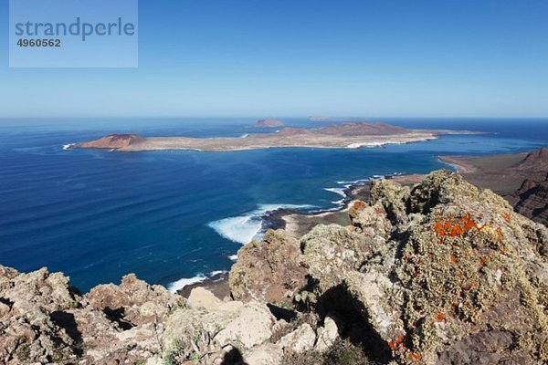 Spanien  Kanarische Inseln  Lanzarote  Risco de Famara  Insel La Graciosa  Meerblick mit Klippe