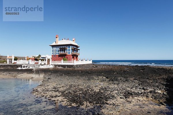 Spanien  Kanarische Inseln  Lanzarote  Arrieta  Blaues Haus am Meer