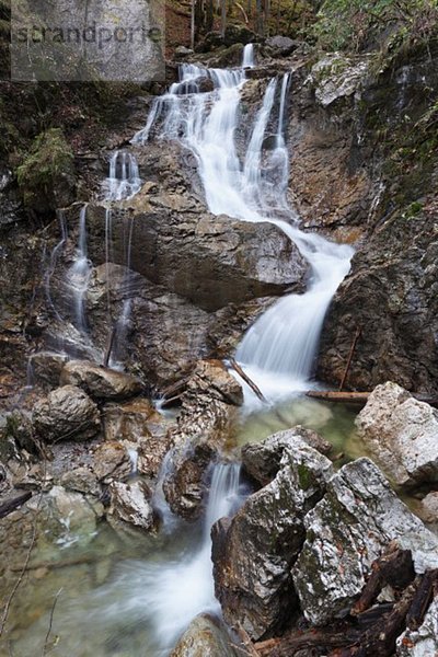 Deutschland  Bayern  Oberbayern  Kochel  Blick auf den Wasserfall Lainbach