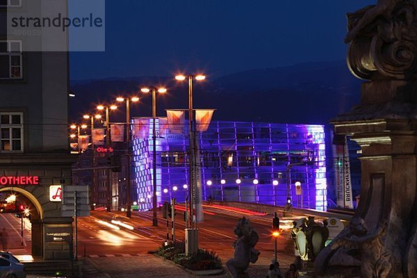 Österreich  Oberösterreich  Linz  Blick auf das Ars Electronica Center mit Nibelungenbrücke bei Nacht