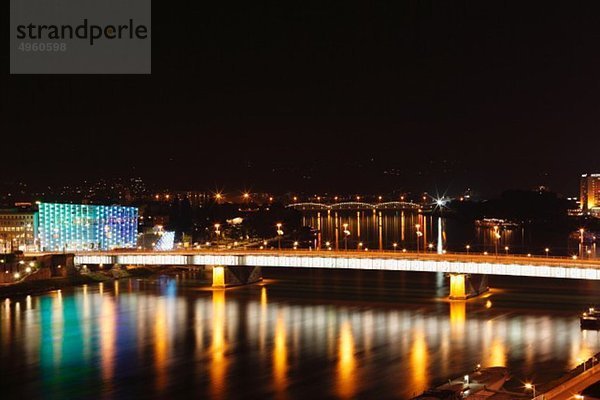 Österreich  Oberösterreich  Linz  Blick auf das Ars Electronica Center mit Nibelungenbrücke bei Nacht
