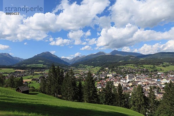 Österreich  Salzburg  Lungau  Tamsweg  Blick auf die Berge mit Dorf