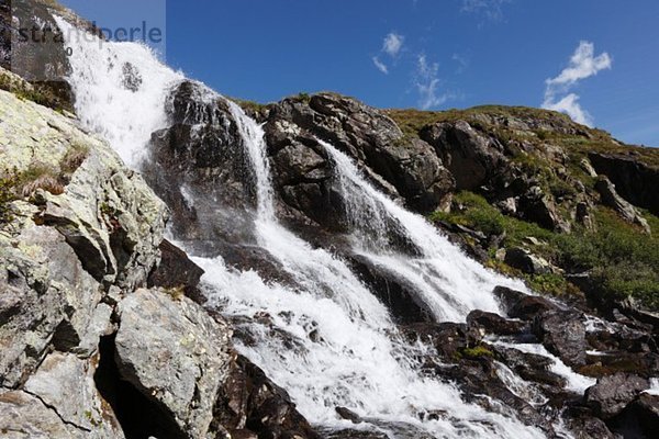 Österreich  Tirol  Ötztaler Alpen  Blick auf den Wasserfall im Kaunertal