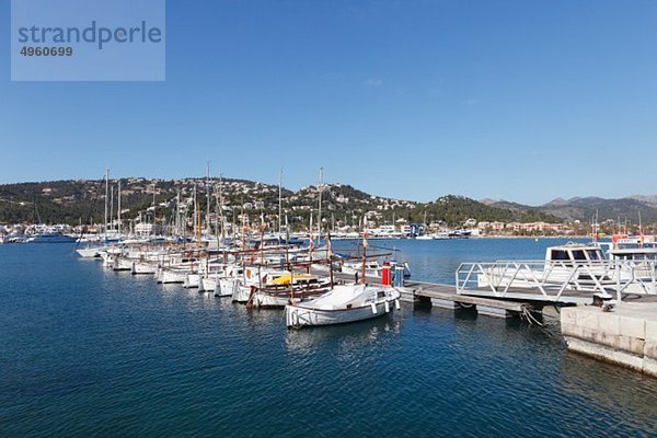 Spanien  Balearen  Mallorca  Blick auf Fischerboote im Hafen von Andratx