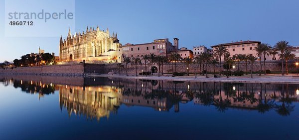 Spanien  Balearische Inseln  Mallorca  Palma de Mallorca  Parc de Mar  Kathedrale La Seu