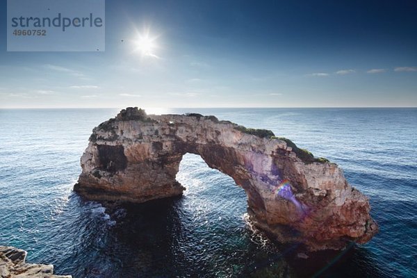 Spanien  Balearen  Mallorca  Cala Santanyi  Es Pontas  Blick auf den Naturbogen im Meer