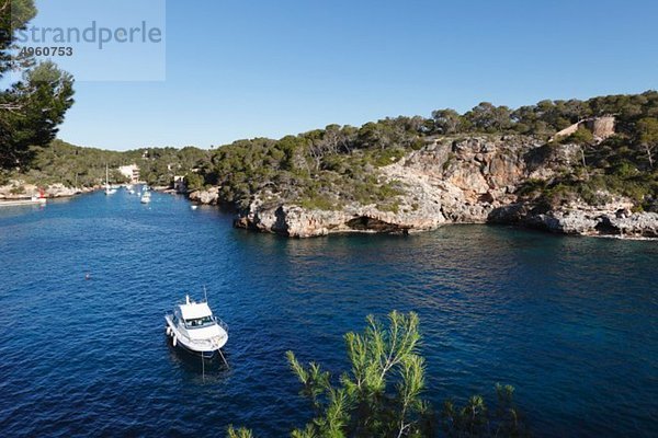 Spanien  Balearen  Mallorca  Santanyi  Cala Figuera  Blick auf Boot im Meer