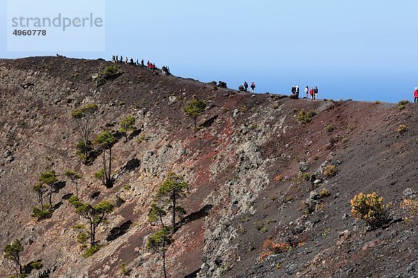 Spanien  Kanarische Inseln  La Palma  Tourist auf dem Vulkan San Antonio bei Fuencaliente