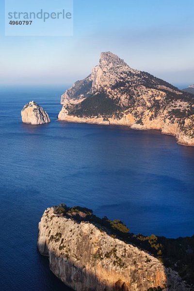 Spanien  Balearen  Mallorca  Cap de Formentor  Meerblick mit Felsformation