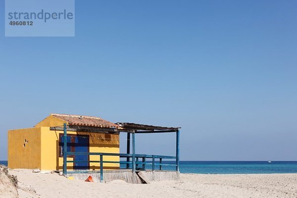 Spanien  Balearen  Mallorca  Cala Torta  bei Arta  Blick auf den Strand mit gebauter Struktur