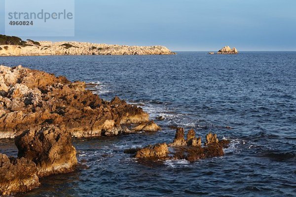 Spanien  Balearen  Mallorca  Cala Ratjada  Blick auf Klippe mit Meer