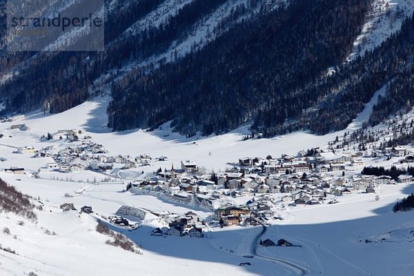 Österreich  Tirol  Blick ins verschneite Paznauntal