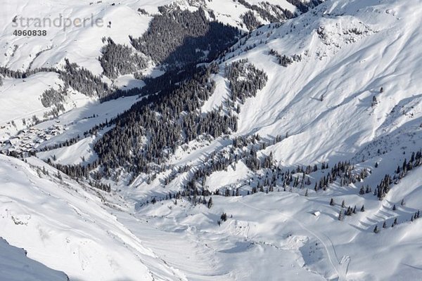 Österreich  Vorarlberg  Blick auf die verschneiten Lechtaler Alpen