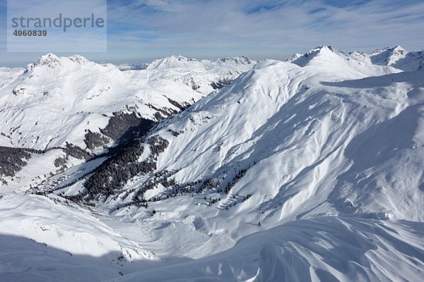 Österreich  Vorarlberg  Blick auf die verschneiten Lechtaler Alpen