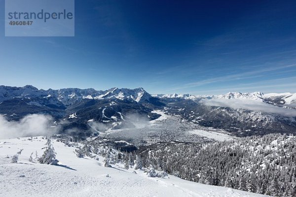 Deutschland  Bayern  Oberbayern  Garmisch-Partenkirchen  Blick auf schneebedeckte Berge