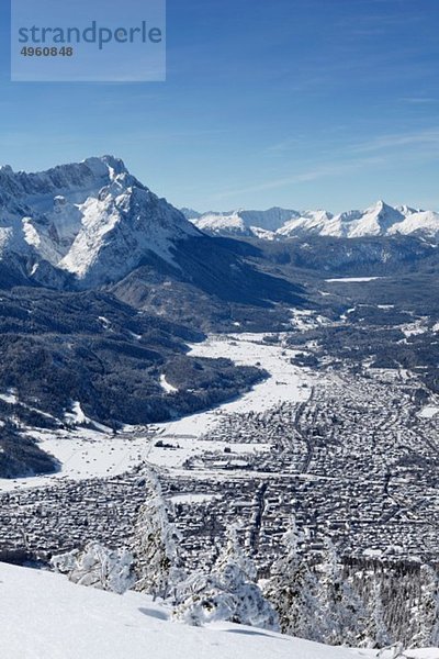 Deutschland  Bayern  Oberbayern  Garmisch-Partenkirchen  Blick auf schneebedeckte Berge