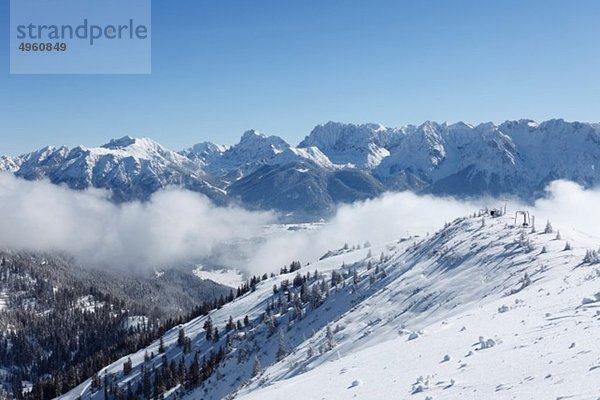 Deutschland  Bayern  Oberbayern  Garmisch-Partenkirchen  Blick auf Schneewank-  Karwendel- und Wettersteingebirge