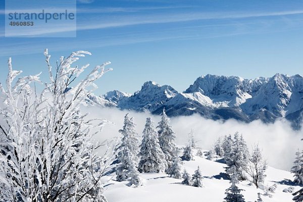 Deutschland  Bayern  Oberbayern  Garmisch-Partenkirchen  Blick auf den verschneiten Wank-Berg mit Weterstein-Berg im Hintergrund