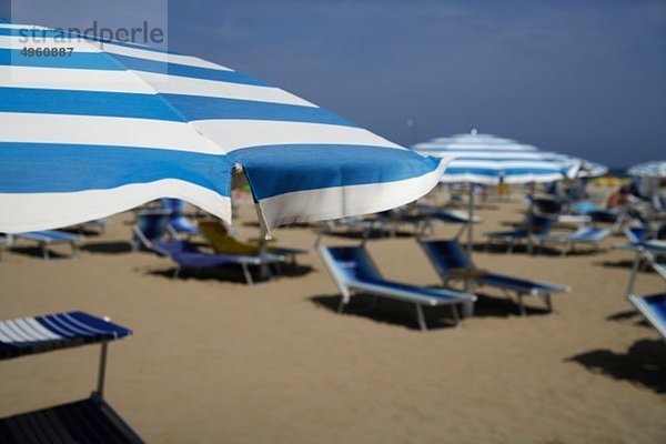 Itlay  Adria  Rimini  Sonnenschirme und Stühle am Strand