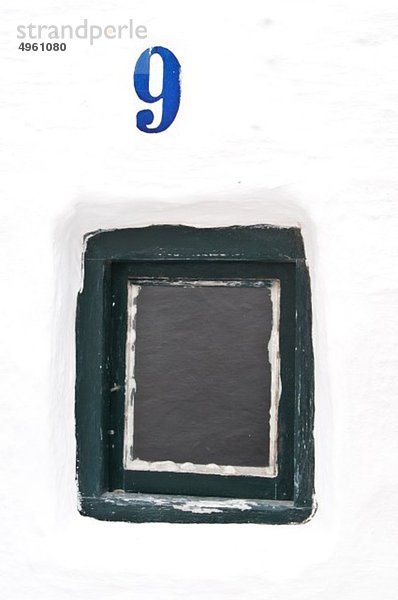Spanien  Balearen  Menorca  Blick auf geschlossenes Fenster mit Hausnummer
