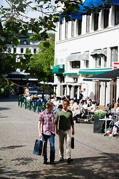 Zwei Männer mit Einkaufstüten in Malmö  Schweden.