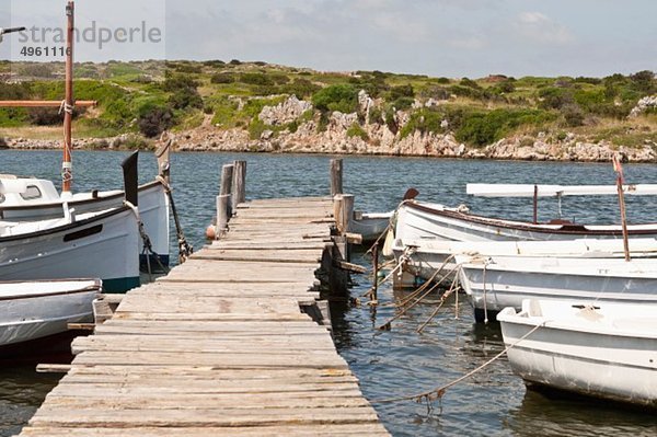 Spanien  Balearen  Menorca  Blick auf die am Steg liegenden Boote