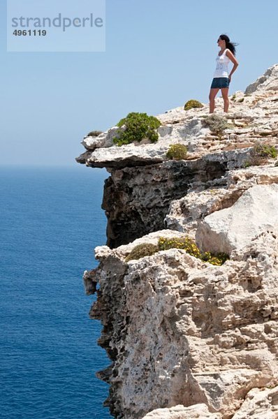 Spanien  Balearen  Menorca  Mittlere erwachsene Frau schaut weg