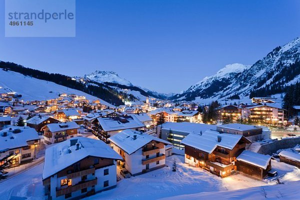 Österreich  Vorarlberg  Blick auf lech am arlberg bei Nacht