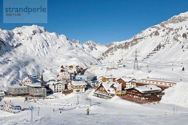 Österreich  Tirol  Skifahrer im Skigebiet