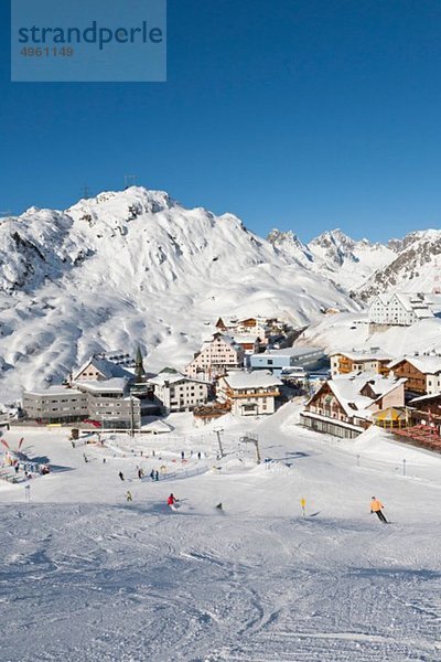 Österreich  Tirol  Skifahrer im Skigebiet