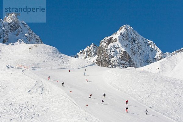 Österreich  Vorarlberg  Skifahrer im Skigebiet