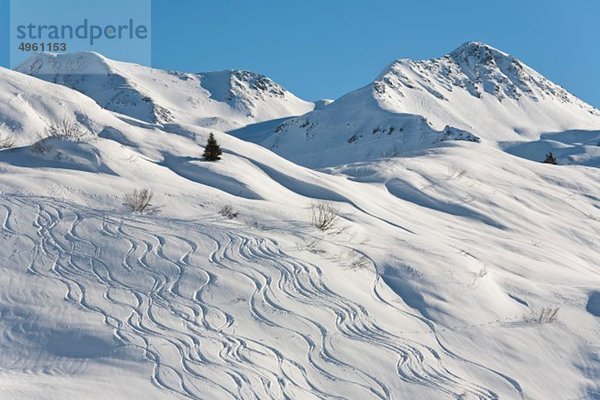 Österreich  Vorarlberg  Blick auf Skipisten auf verschneite Berge