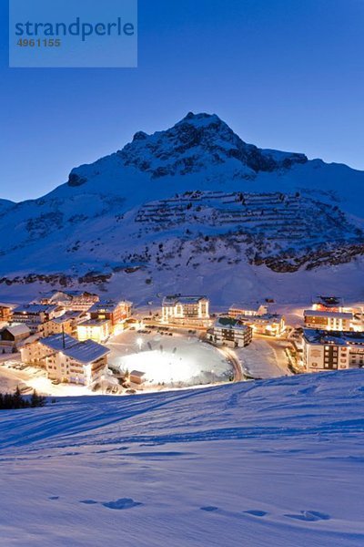 Österreich  Vorarlberg  Blick auf zürs am arlberg im Morgengrauen