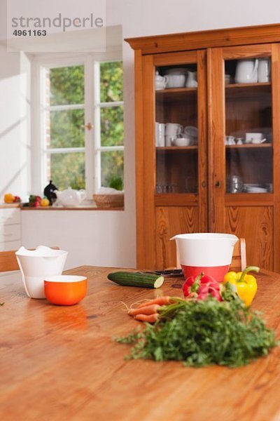 Deutschland  Kratzeburg  Gemüse auf dem Tisch in der Landhausküche