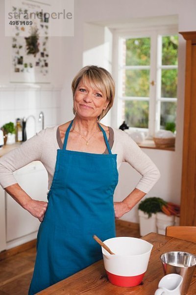 Seniorin beim Kochen  Porträt