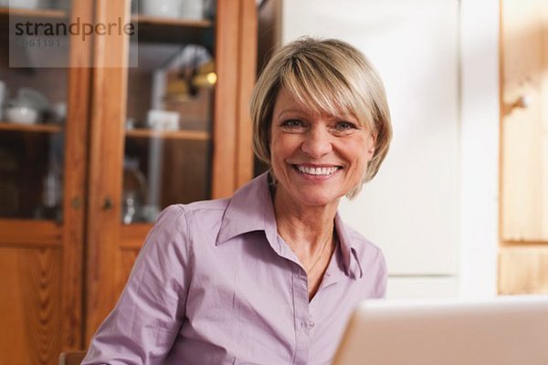 Seniorin mit Laptop  lächelnd  Portrait