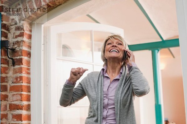 Seniorin mit Handy  lächelnd