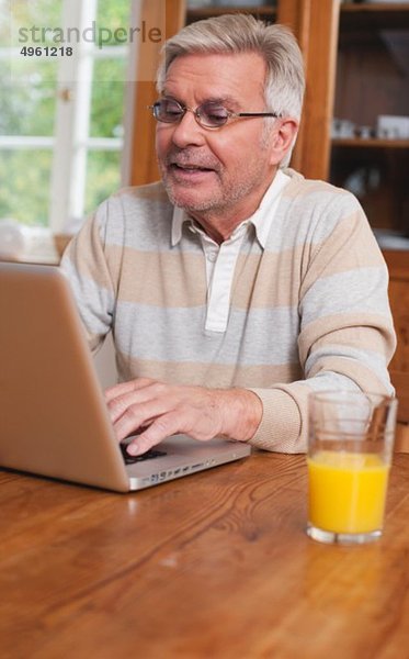 Älterer Mann mit Laptop