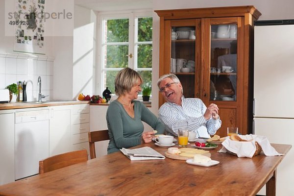 Deutschland  Kratzeburg  Seniorenpaar beim Frühstückstisch