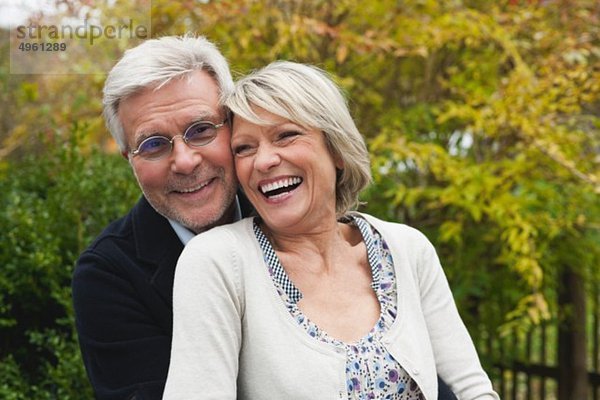Deutschland  Kratzeburg  Seniorenpaar lächelnd