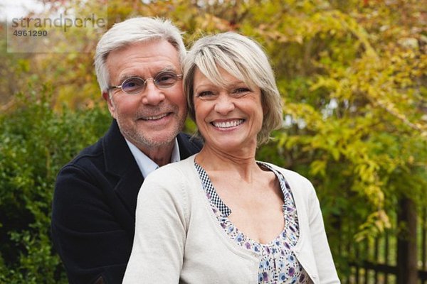 Deutschland  Kratzeburg  Seniorenpaar lächelnd  Portrait