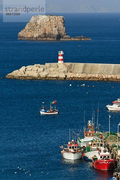 Portugal  Algarve  Sagres Fischerboot am Hafen festgemacht