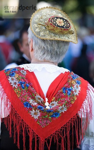 Österreich  Salzburg  Seniorin in Tracht und Hut