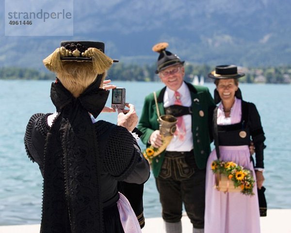 Österreich  Salzburg  Frau fotografiert Seniorenpaar